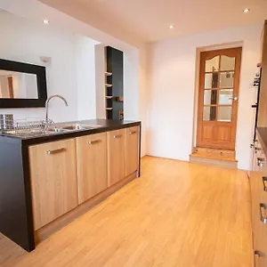 Burnaby's Home, By Host, Free On Street Parking Guest house